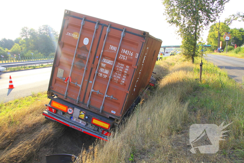 Chauffeur valt in slaap, vrachtwagen in greppel