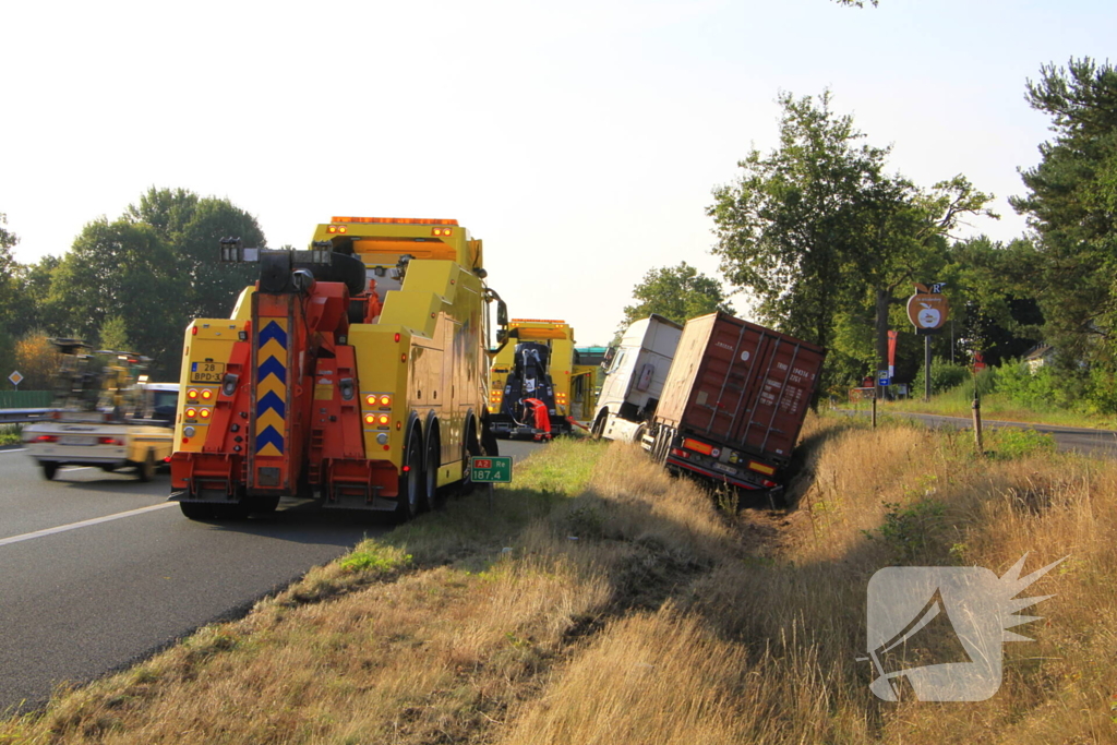 Chauffeur valt in slaap, vrachtwagen in greppel