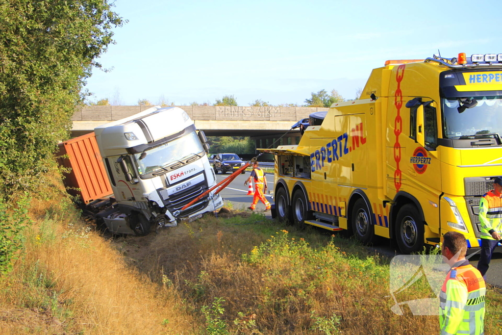Chauffeur valt in slaap, vrachtwagen in greppel