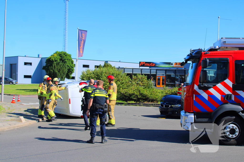 Aanrijding met bestelbus op zijkant