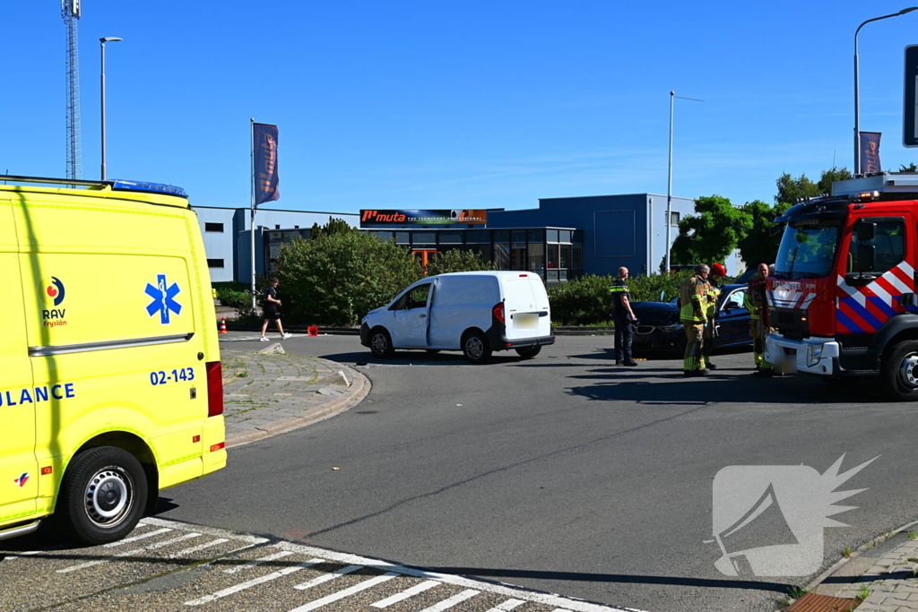 Aanrijding met bestelbus op zijkant
