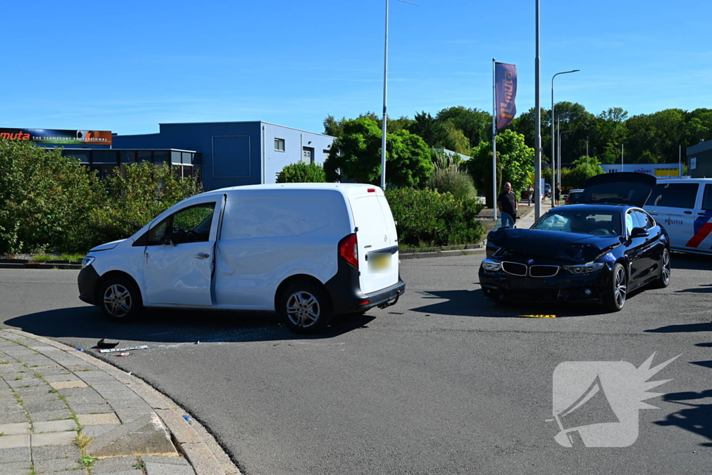 Aanrijding met bestelbus op zijkant