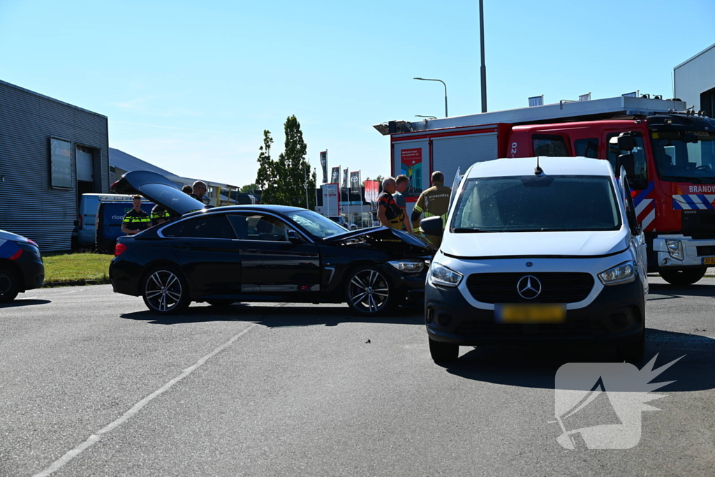 Aanrijding met bestelbus op zijkant