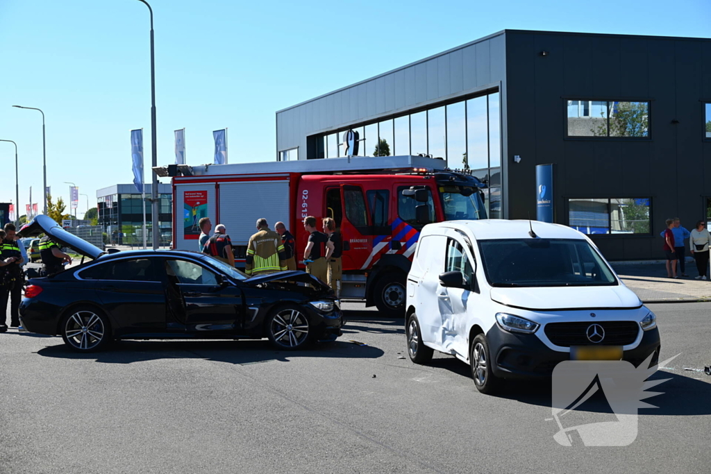 Aanrijding met bestelbus op zijkant