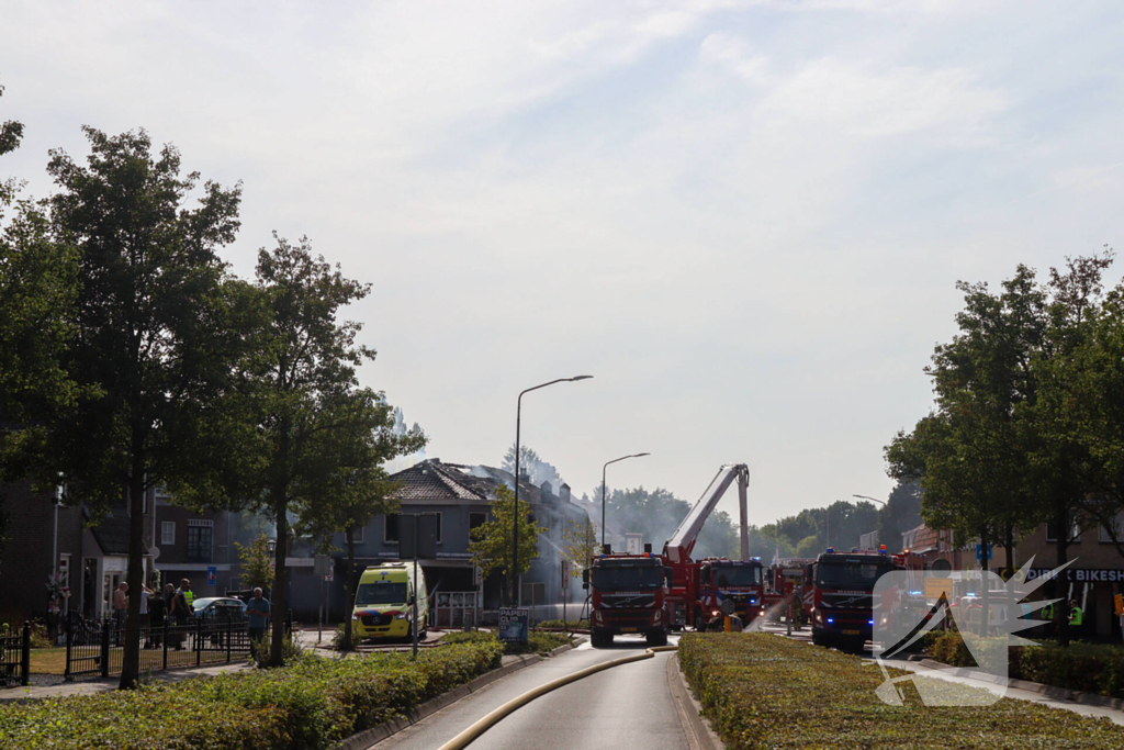 Brandweer massaal ingezet bij brand in cafetaria