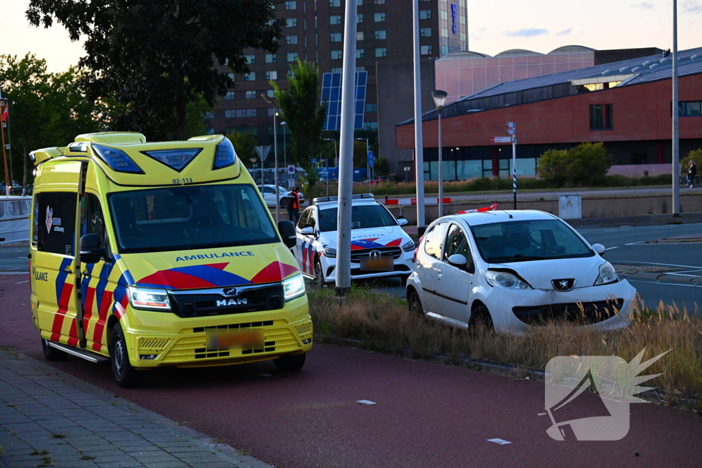 Auto crasht op rotonde en raakt paal