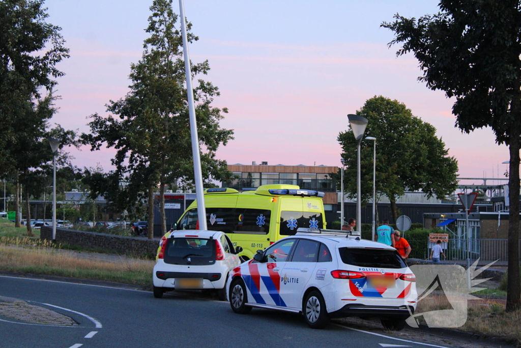 Auto crasht op rotonde en raakt paal
