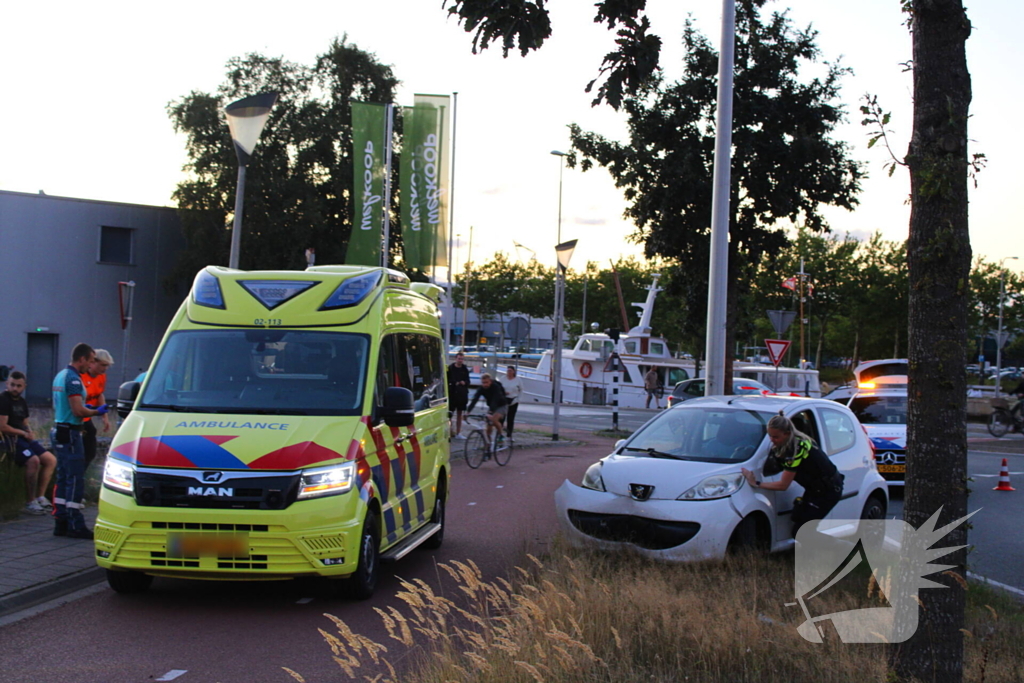 Auto crasht op rotonde en raakt paal