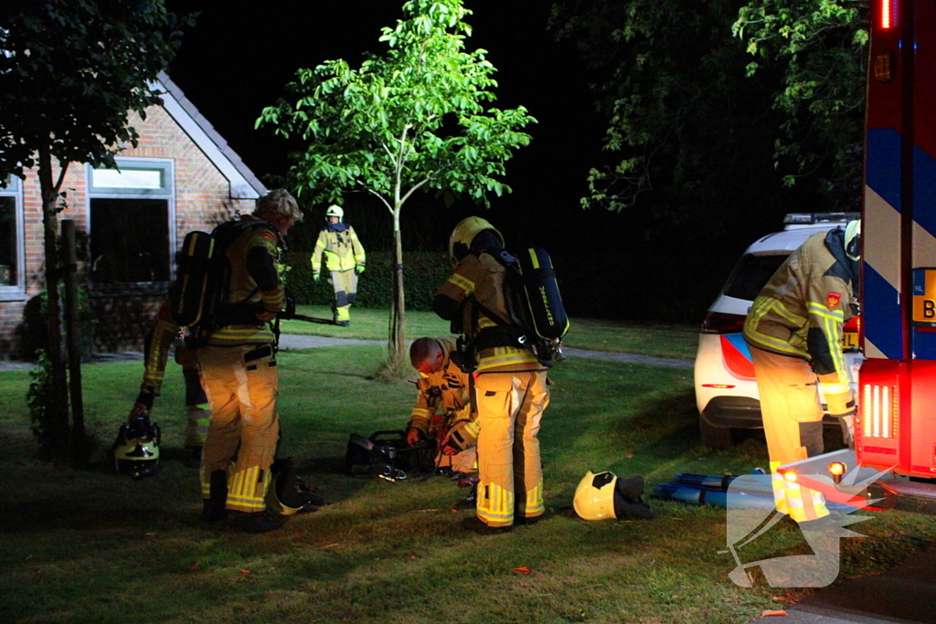Brand in dak boerderij snel onder controle