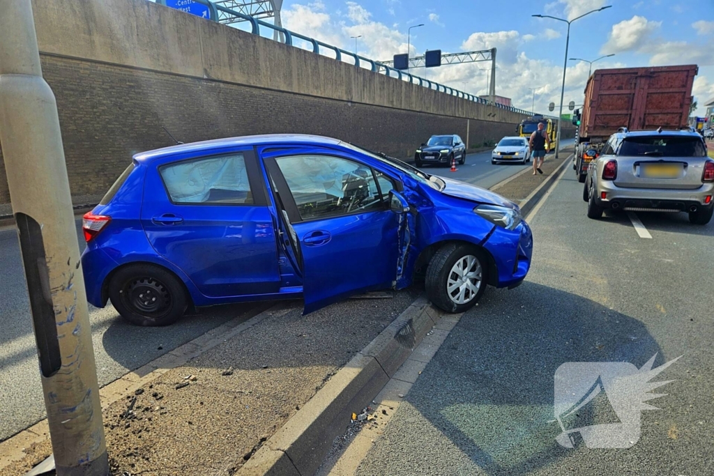 Vrachtwagen en auto botsen bij invoegen