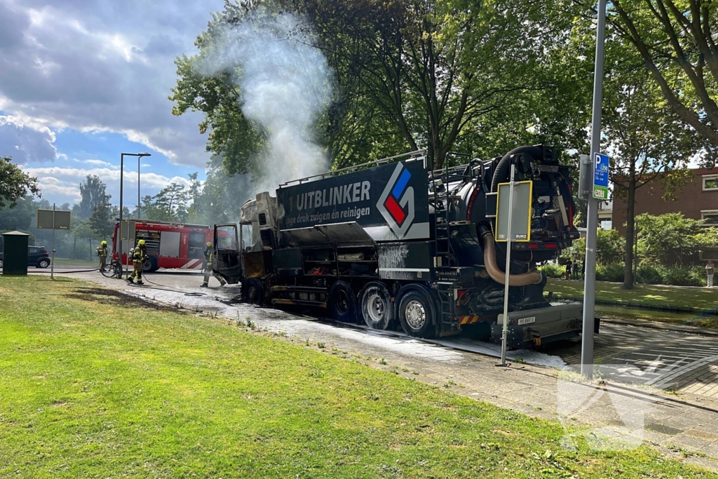 Vrachtwagen in vlammen opgegaan