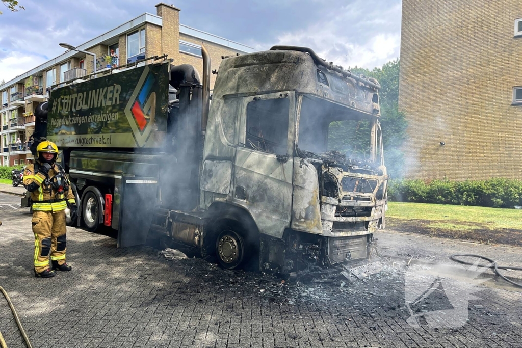 Vrachtwagen in vlammen opgegaan