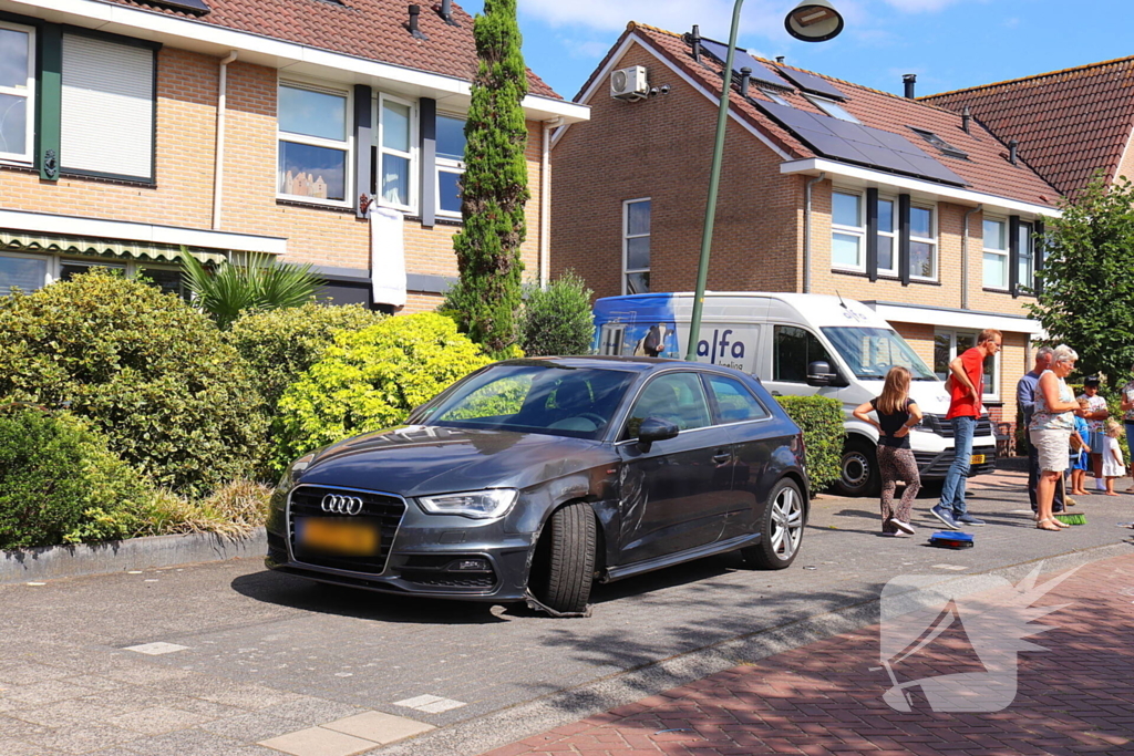 Auto op de kop na botsing