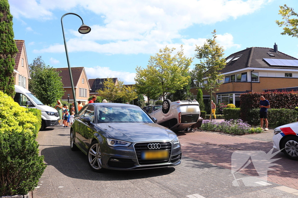 Auto op de kop na botsing