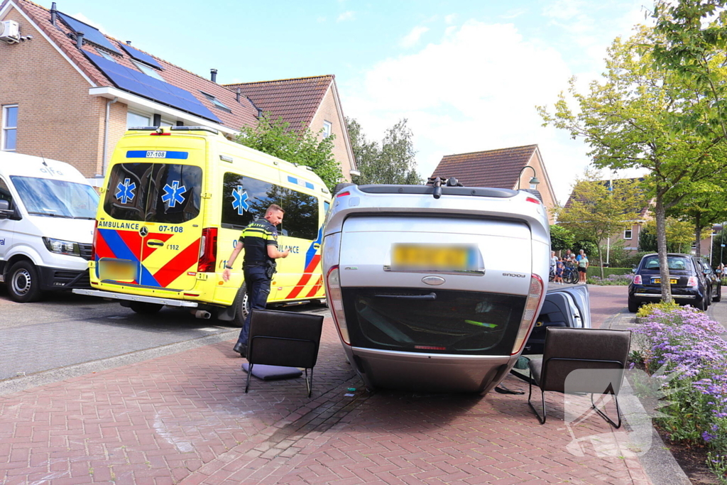 Auto op de kop na botsing