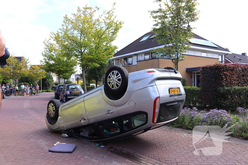 Auto op de kop na botsing