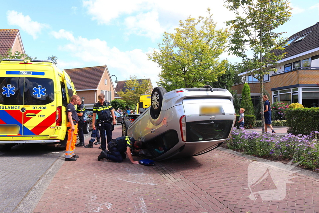 Auto op de kop na botsing