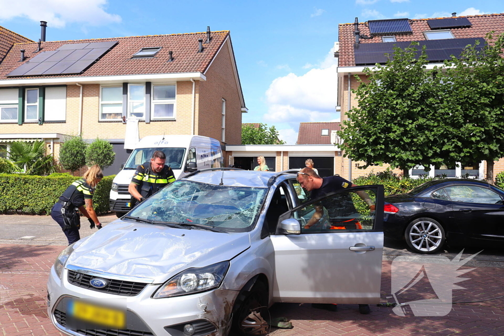 Auto op de kop na botsing