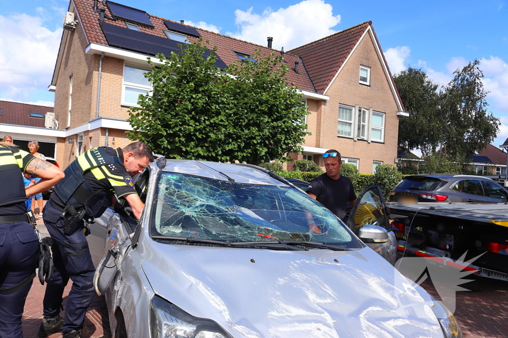 Auto op de kop na botsing