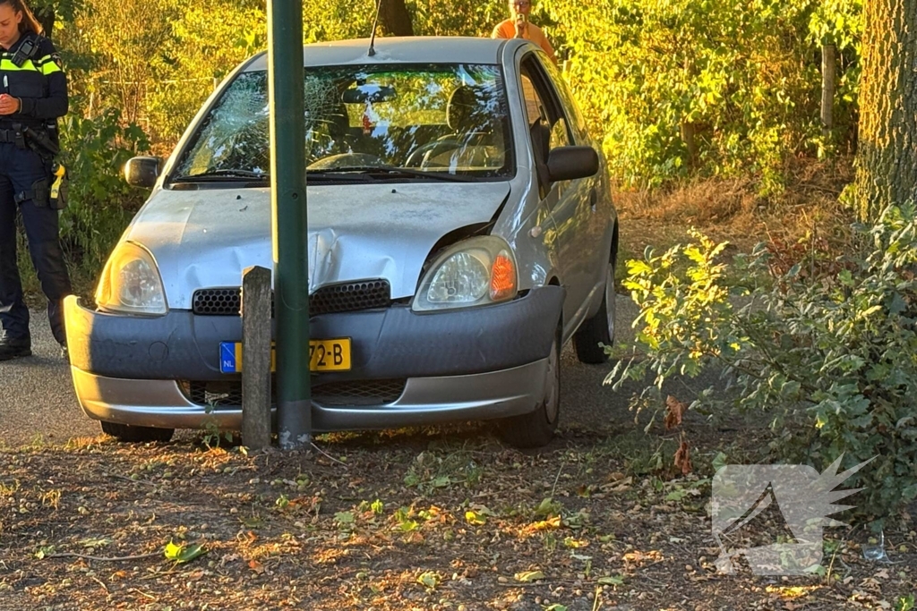 Auto botst tegen lantaarnpaal en fietser aangereden