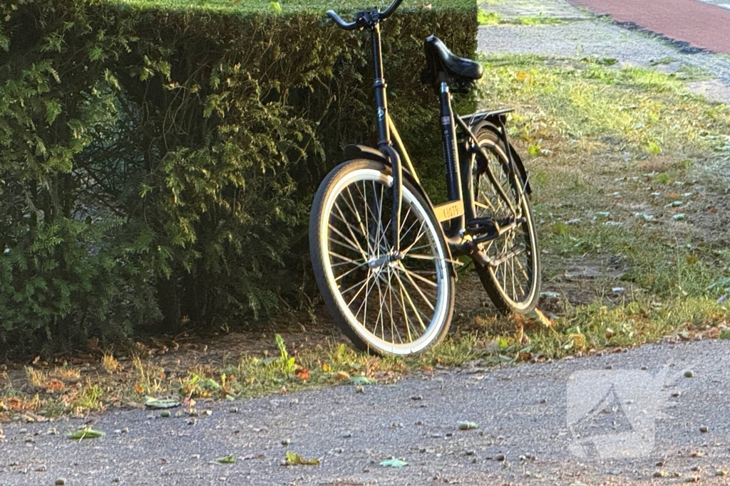 Auto botst tegen lantaarnpaal en fietser aangereden