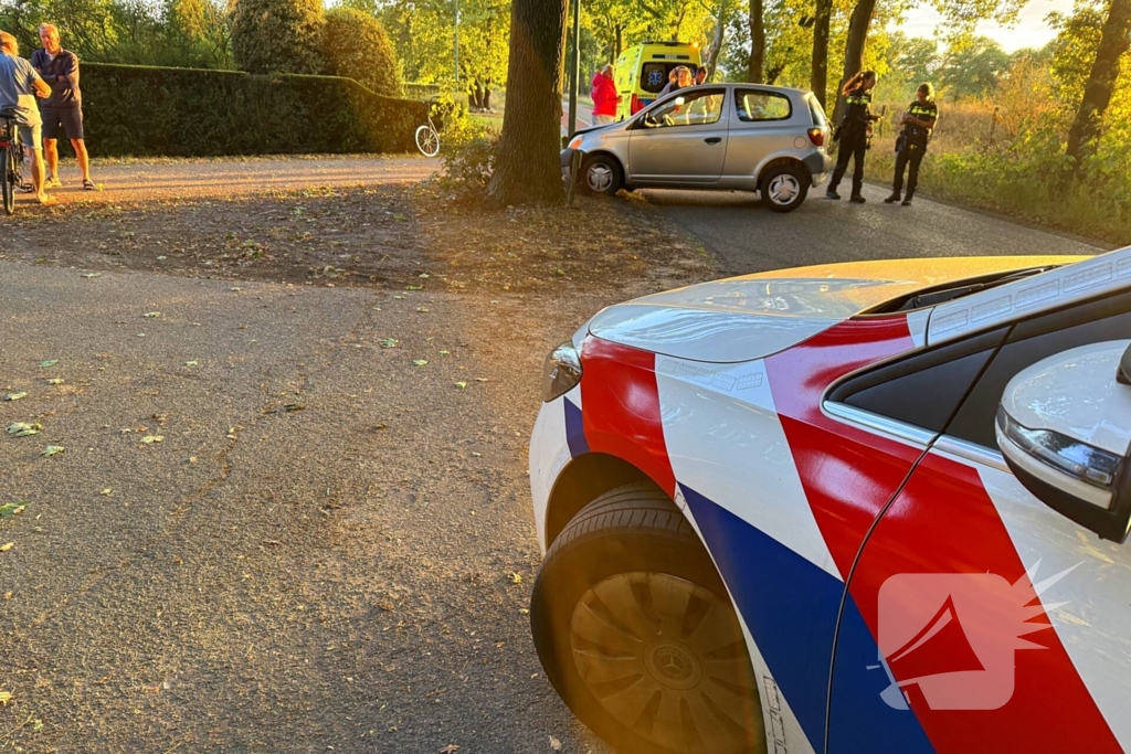Auto botst tegen lantaarnpaal en fietser aangereden