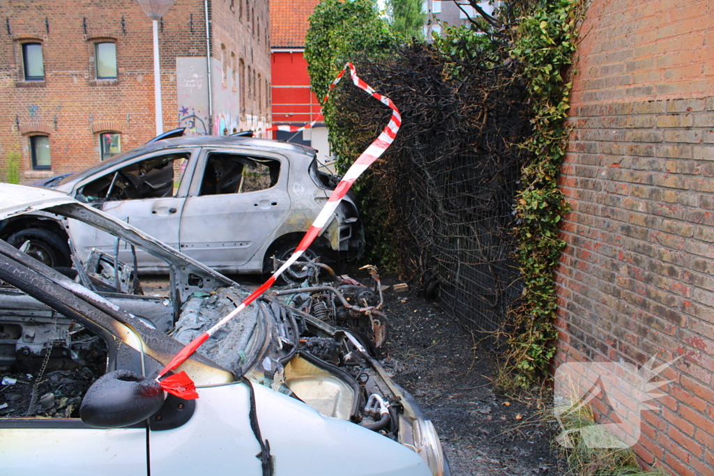 Auto's in vlammen op