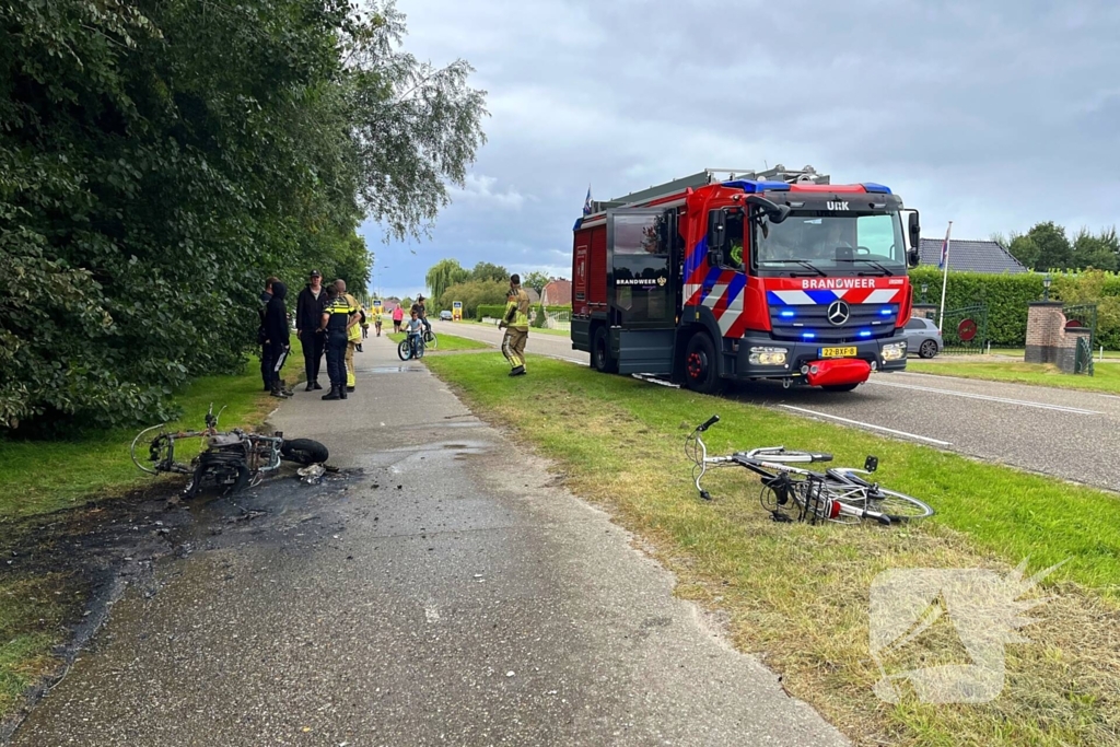 Brandweer blust uitgebrande scooter