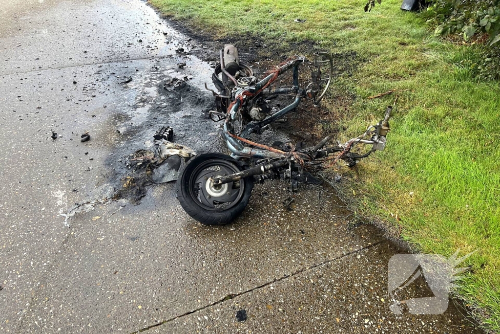 Brandweer blust uitgebrande scooter