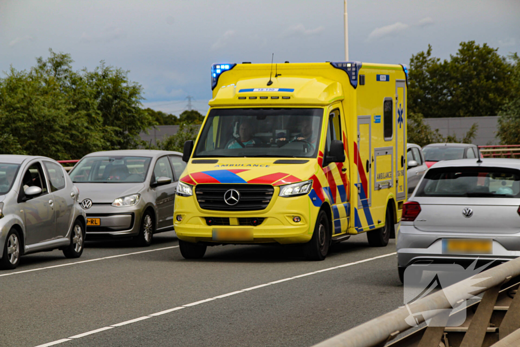 Bestelbus rijdt in op voorganger