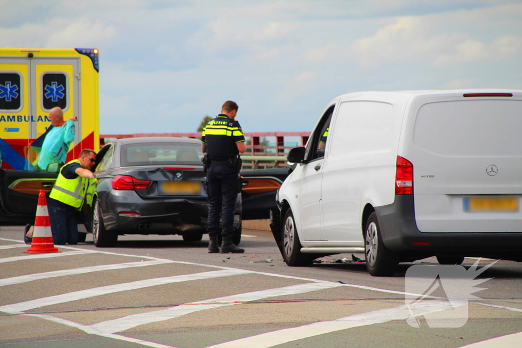Bestelbus rijdt in op voorganger
