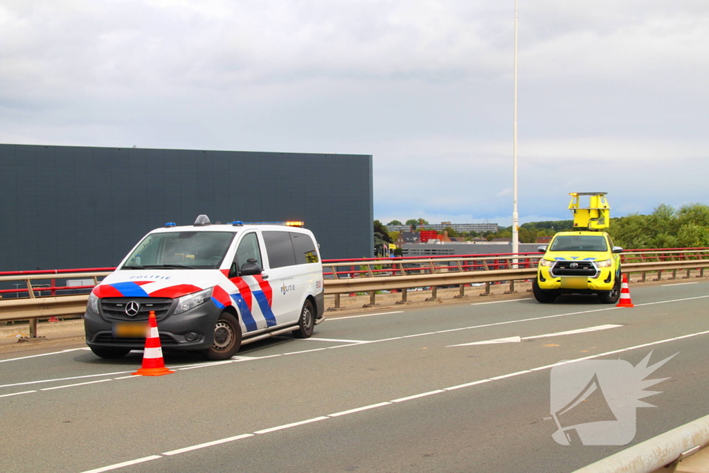 Bestelbus rijdt in op voorganger