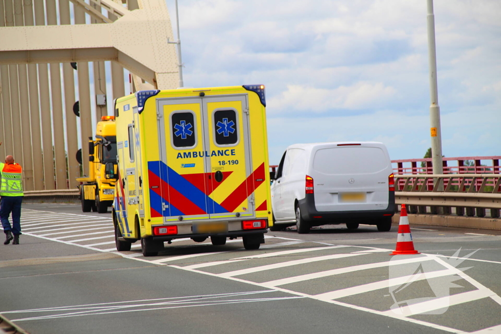 Bestelbus rijdt in op voorganger