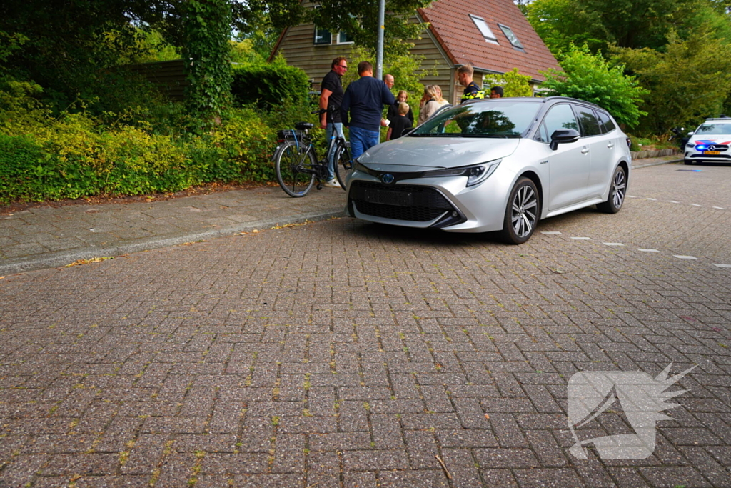 Auto raakt fietser op oversteekplaats