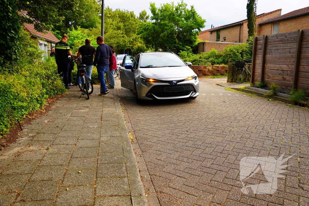 Auto raakt fietser op oversteekplaats