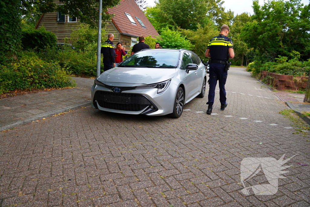 Auto raakt fietser op oversteekplaats