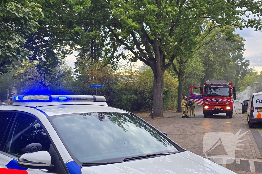 Brand in elektrische auto bij woning
