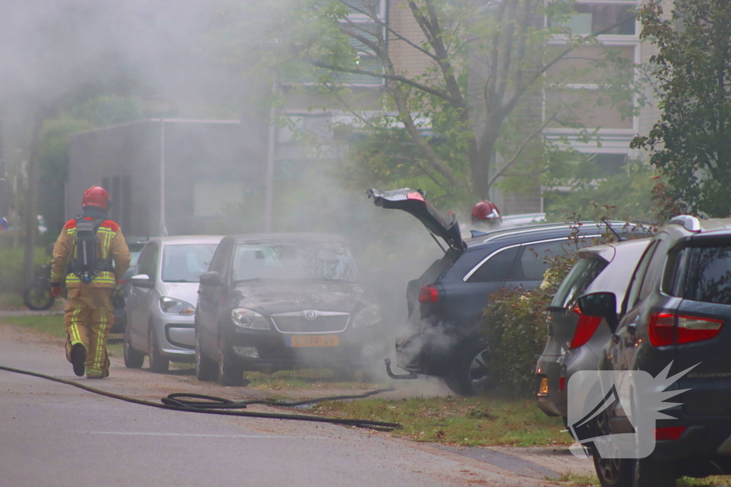 Brand in elektrische auto bij woning