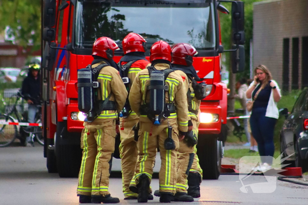 Brand in elektrische auto bij woning