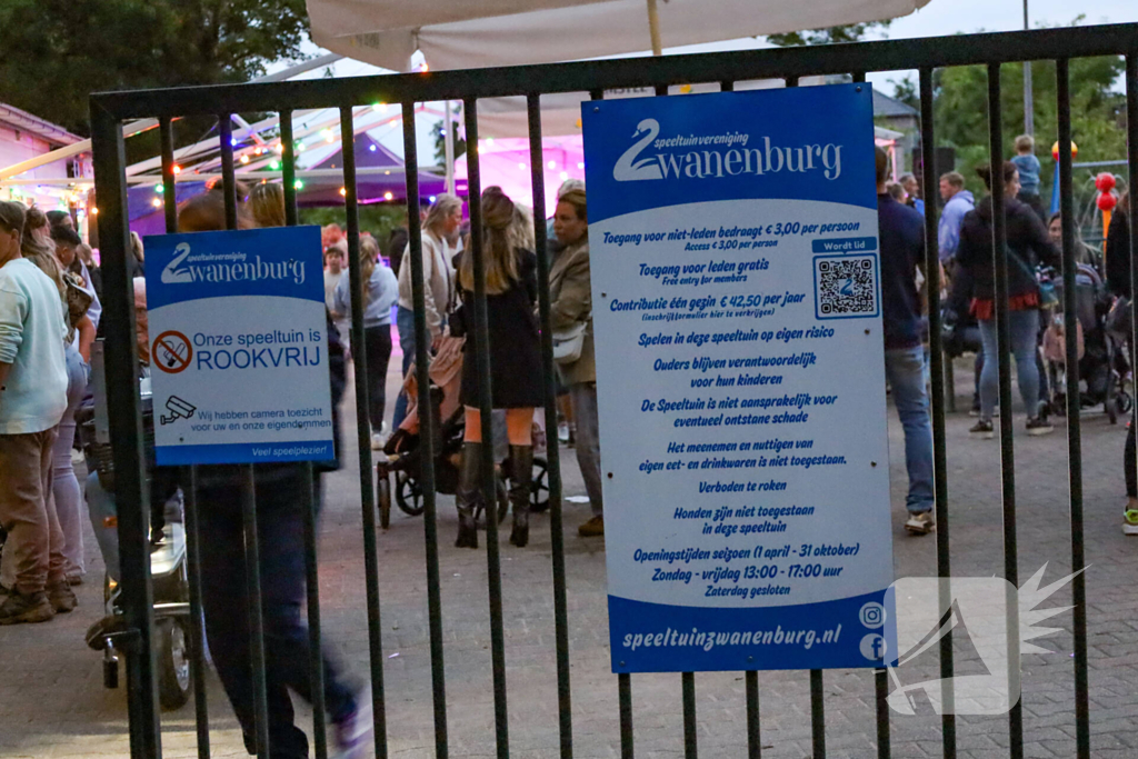 Vuurzee bij speeltuinfeest veroorzaakt grote rookontwikkeling