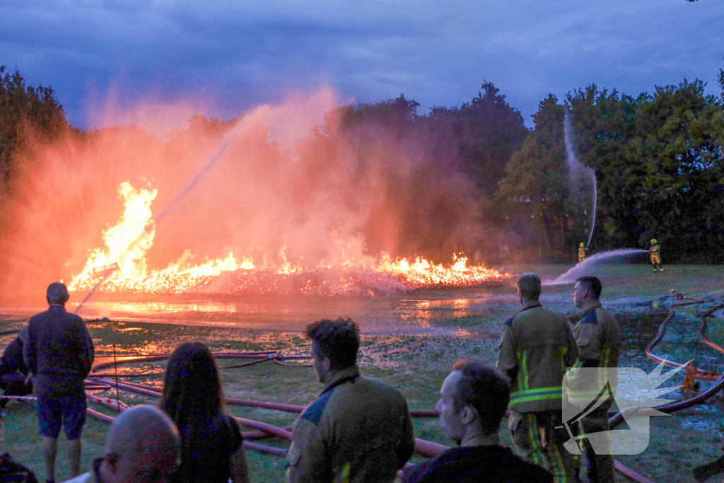 Vuurzee bij speeltuinfeest veroorzaakt grote rookontwikkeling