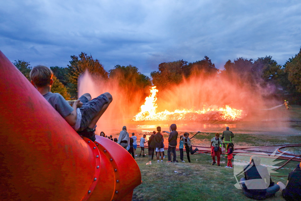 Vuurzee bij speeltuinfeest veroorzaakt grote rookontwikkeling