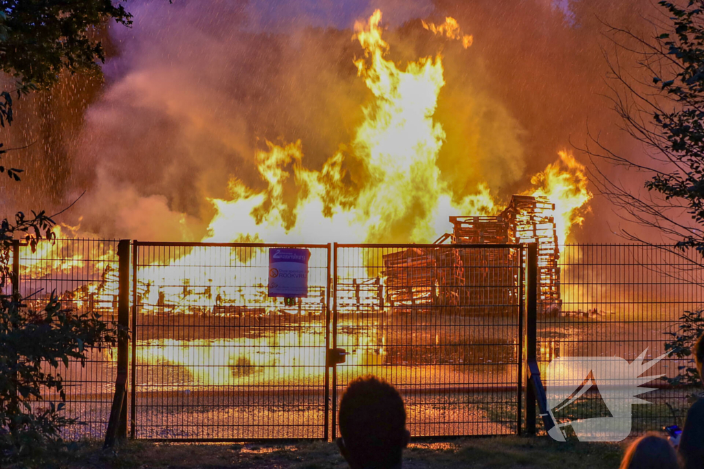 Vuurzee bij speeltuinfeest veroorzaakt grote rookontwikkeling