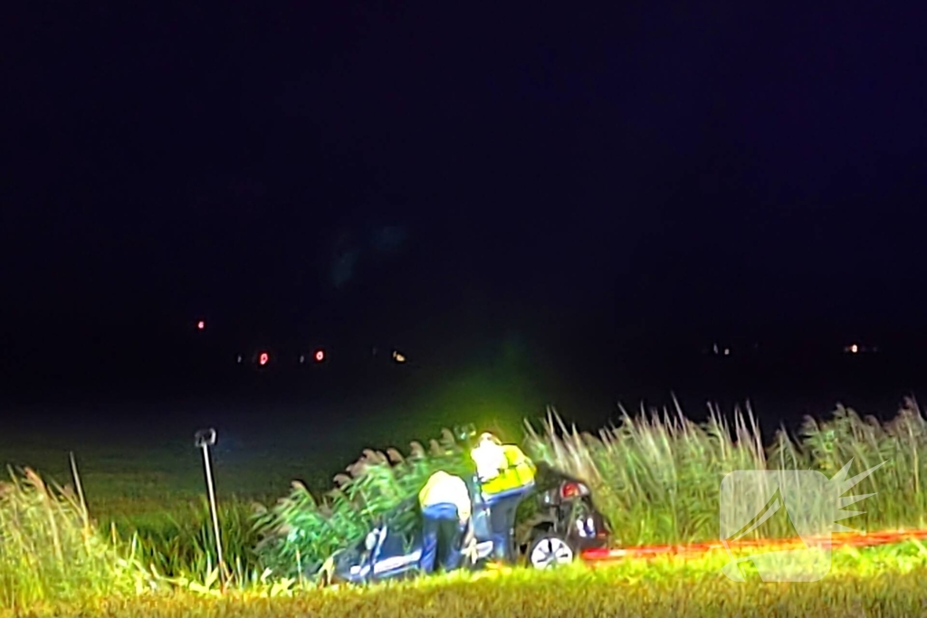 Voertuig te water, bestuurder gewond meegenomen