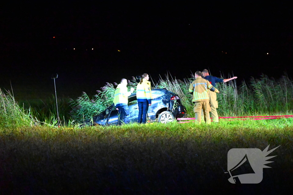 Voertuig te water, bestuurder gewond meegenomen