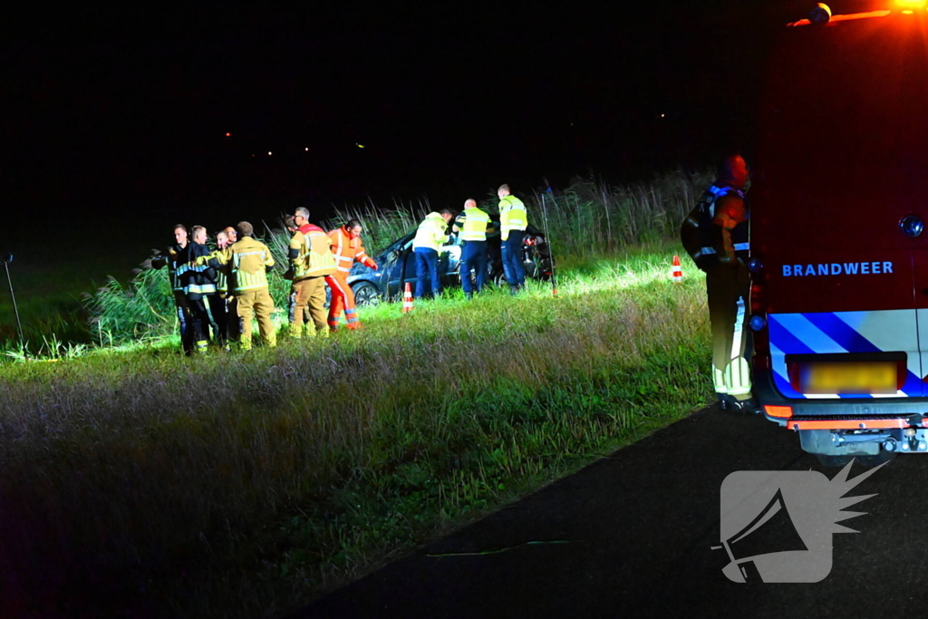 Voertuig te water, bestuurder gewond meegenomen