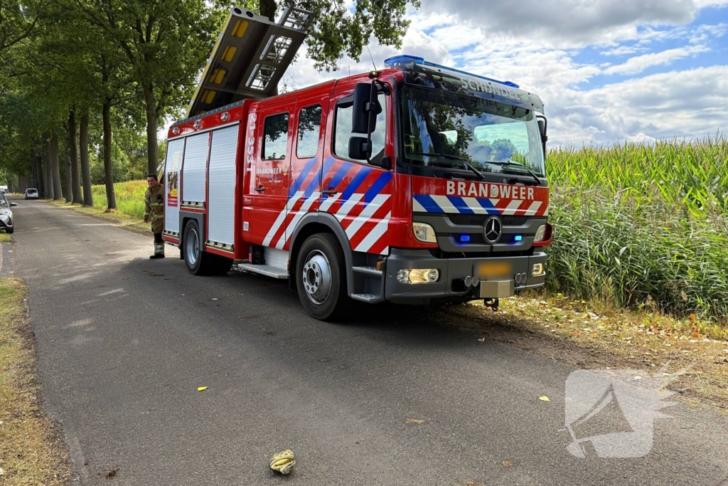 Tractor botst op motorrijder en belandt in sloot