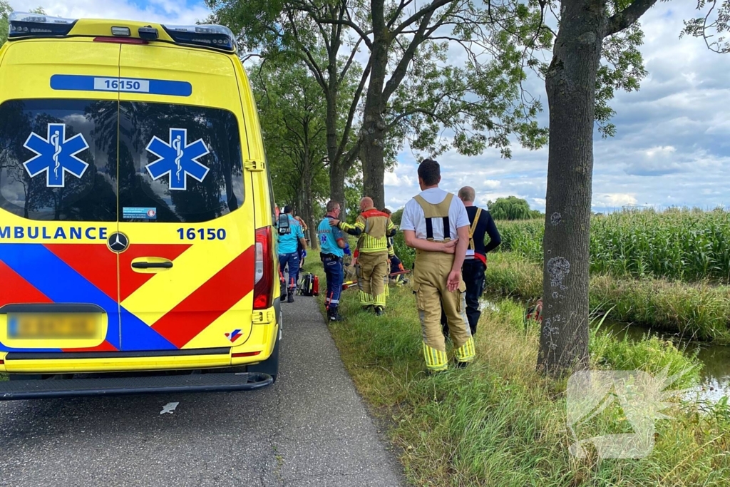 Driewielerbestuurder raakt te water