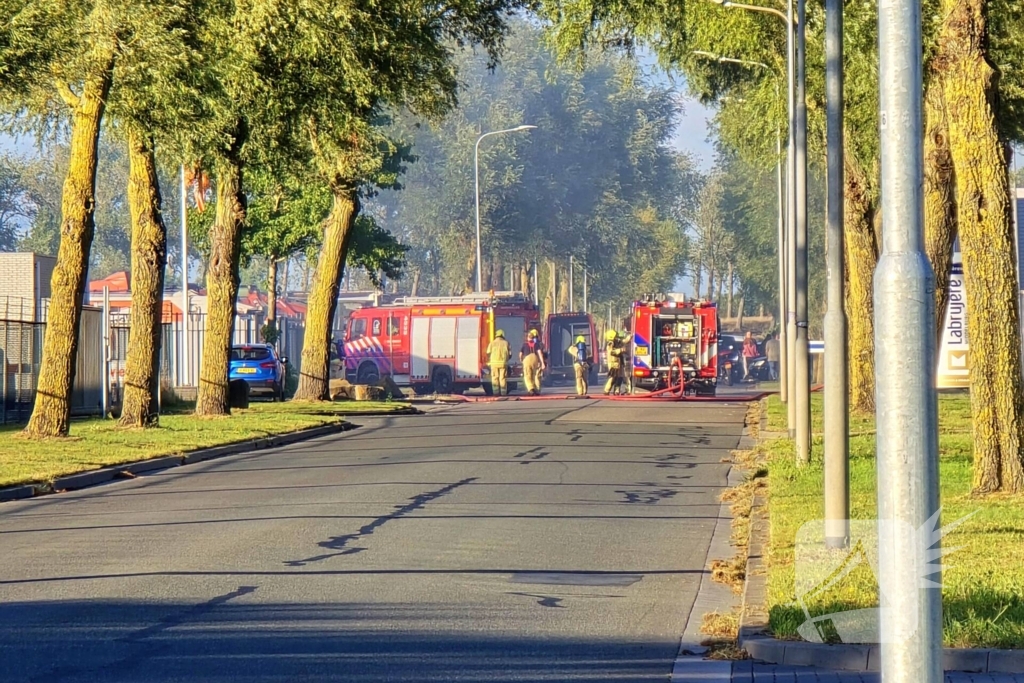 Explosie en flinke rookontwikkeling tijdens brand bij transportbedrijf