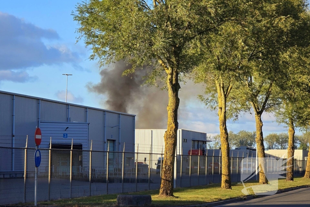 Explosie en flinke rookontwikkeling tijdens brand bij transportbedrijf
